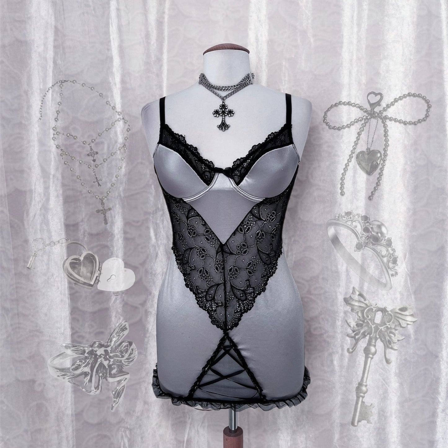 Stunning silver & lace nightgown 🩶🖇️