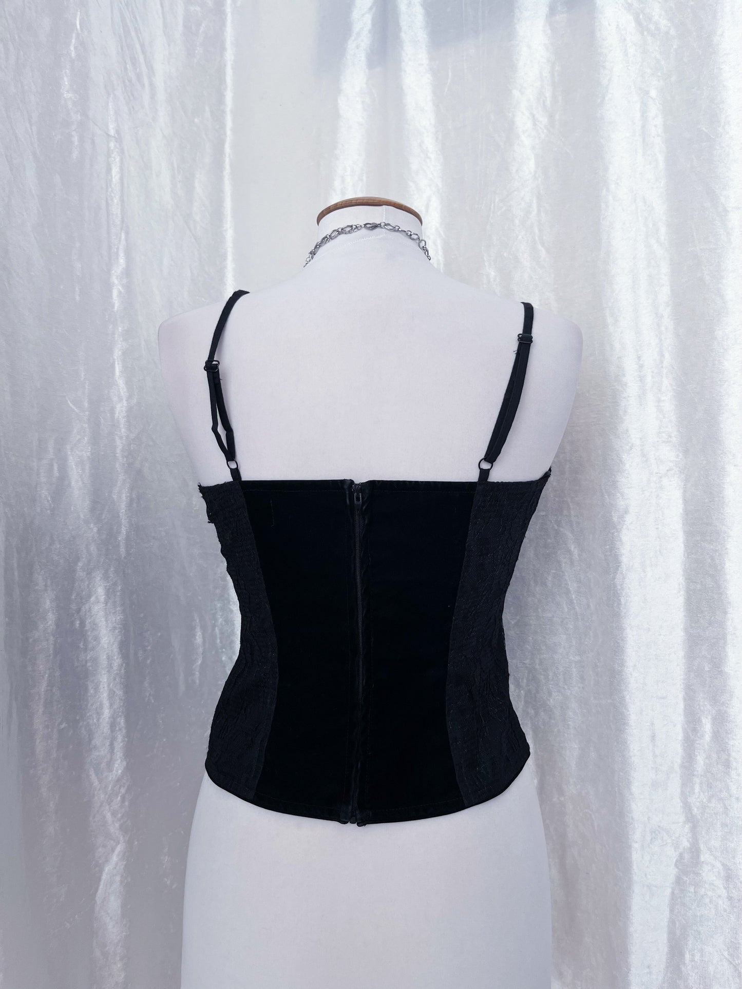 Gothic corset with velvet & lace-up detail 🦇