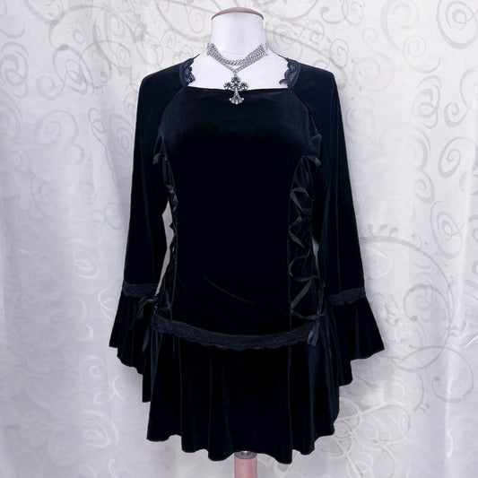 Gothic velvet dress with lace-up details 🕸️🕷️