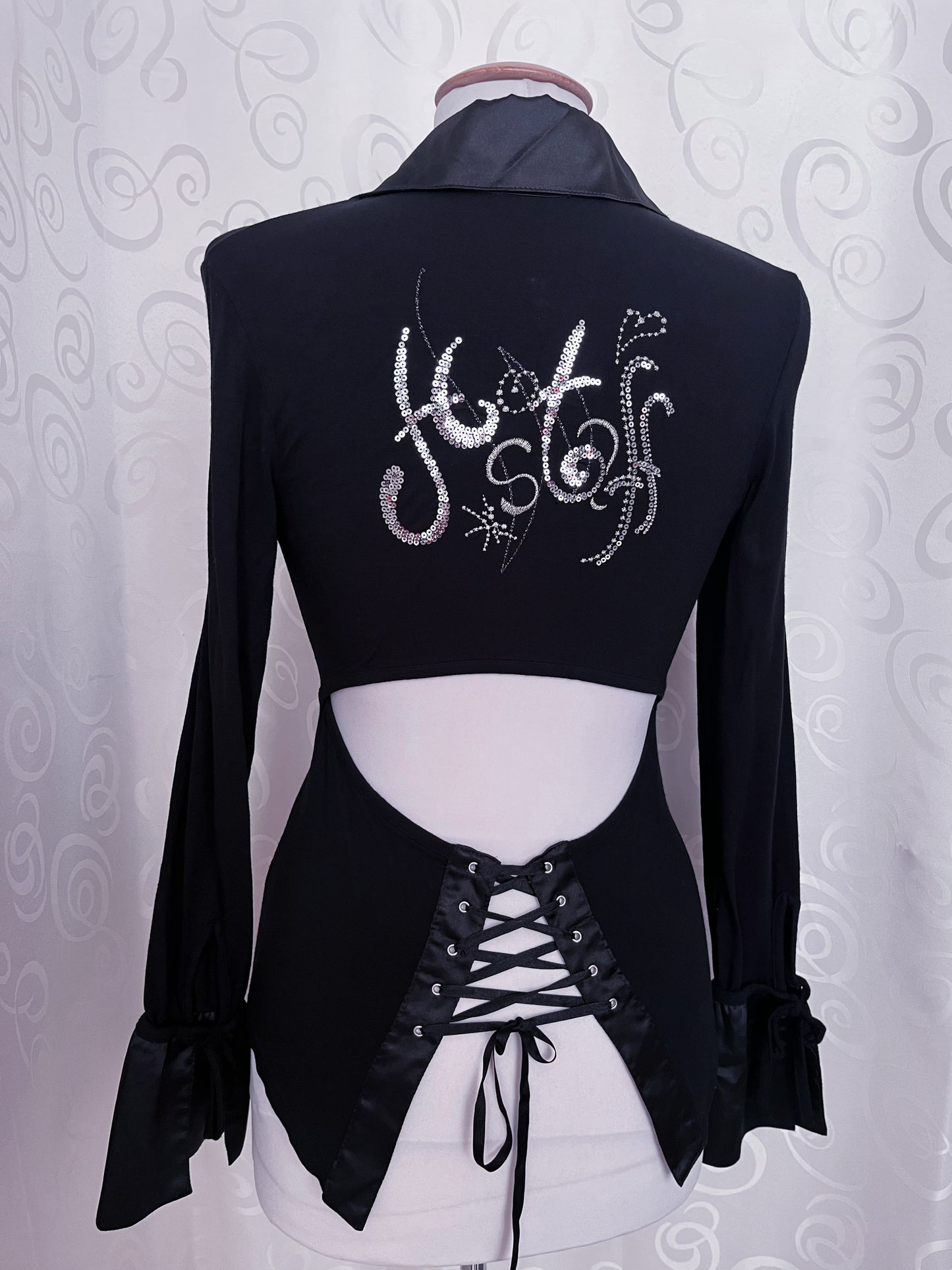00’s iconic Gothic black shirt with lace-up and cutout back detail 🦇