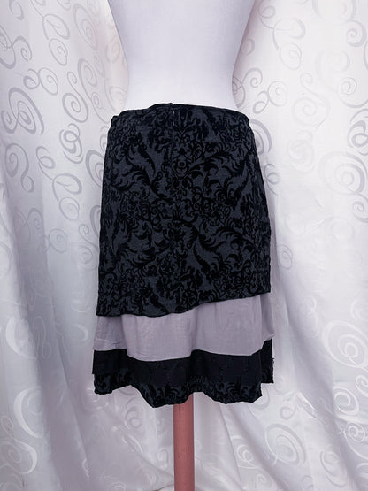 00’s gothic grey skirt with lace-up & velvet embossed details 🕷️