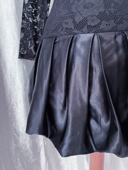 Iconic Gothic balloon lace dress 🦇