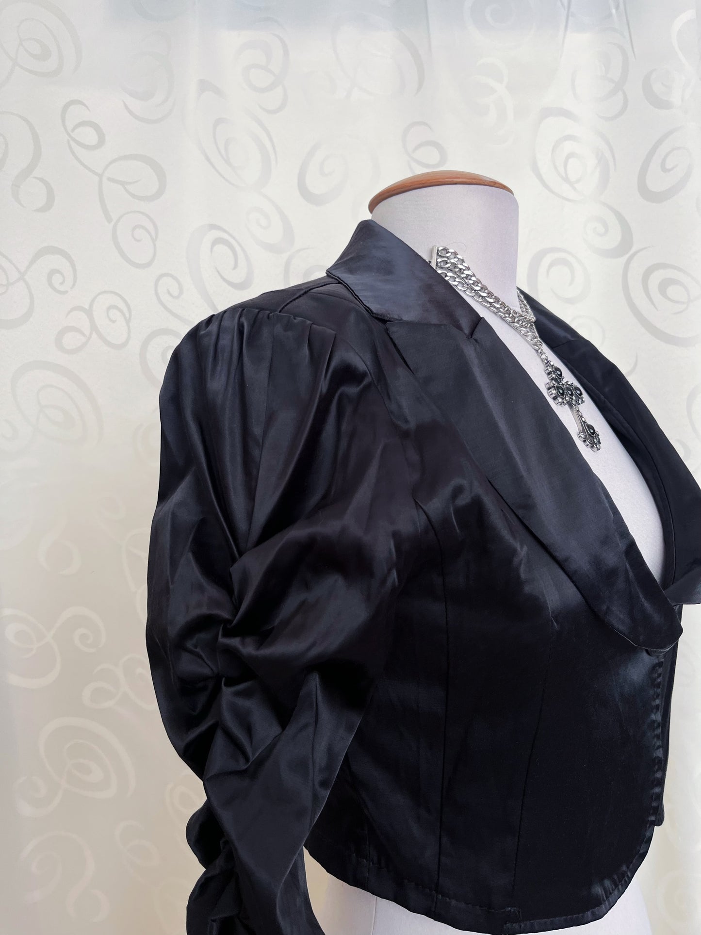 00’s gothic satin black bolero 🕷️
