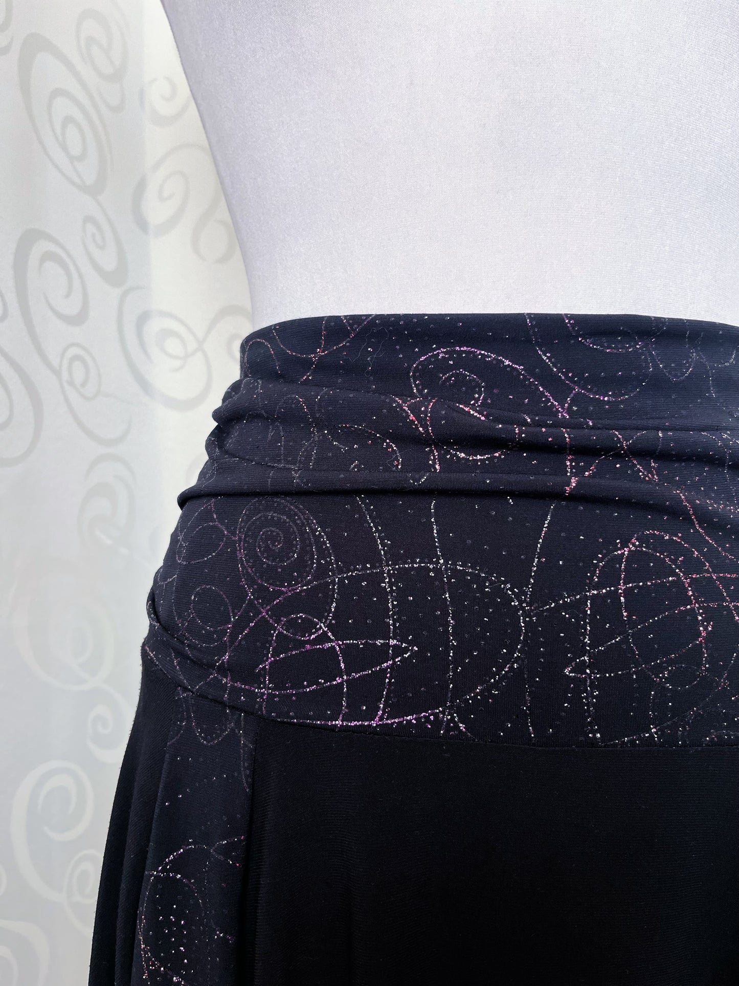 00’s Witchy pointy skirt with pink spiral strass detail 💞🌀