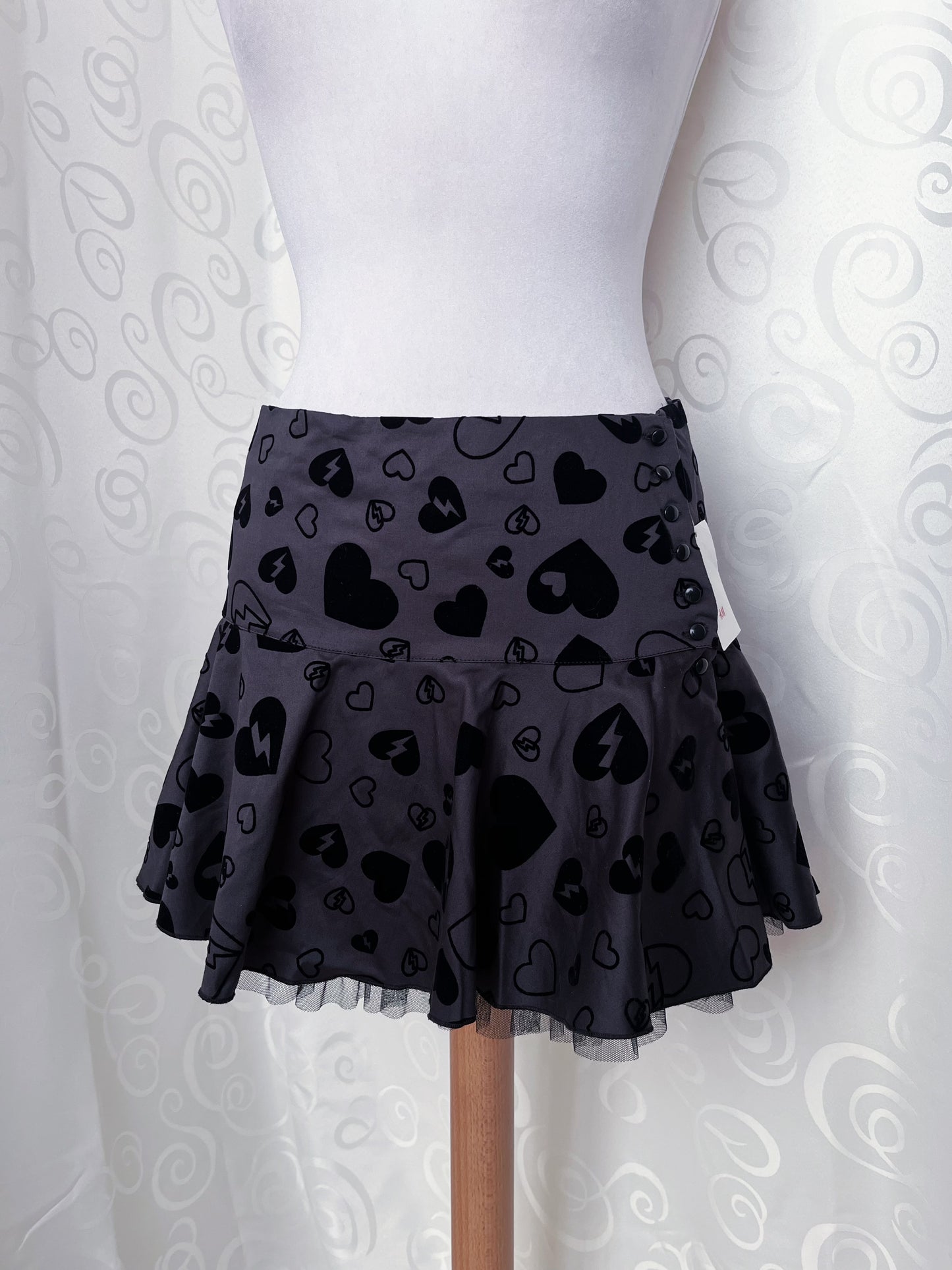 Old Dark Coquette H&M dark grey skirt with velvet hearr details 🖤