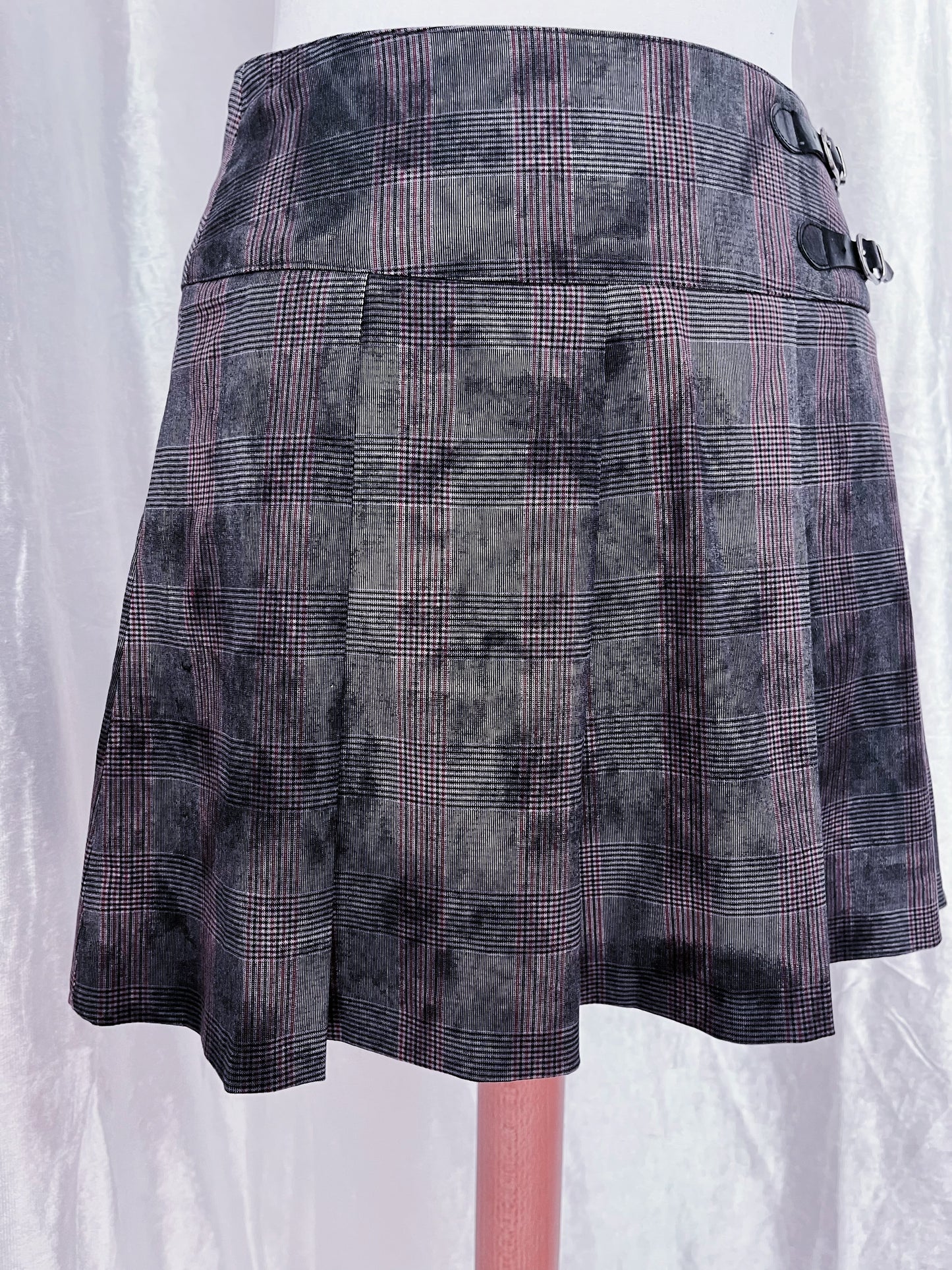 00’s alt plaid skirt with belt buckles detail 💜