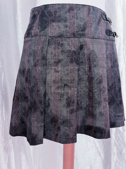 00’s alt plaid skirt with belt buckles detail 💜