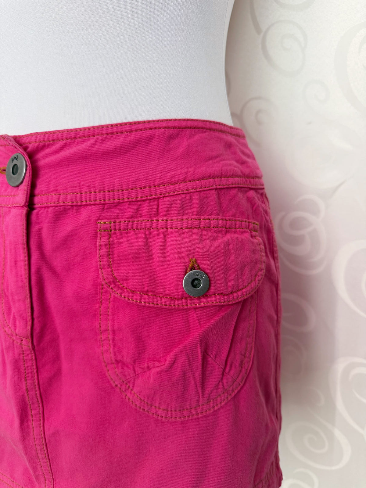 Y2K style pink denim mini skirt 🎀