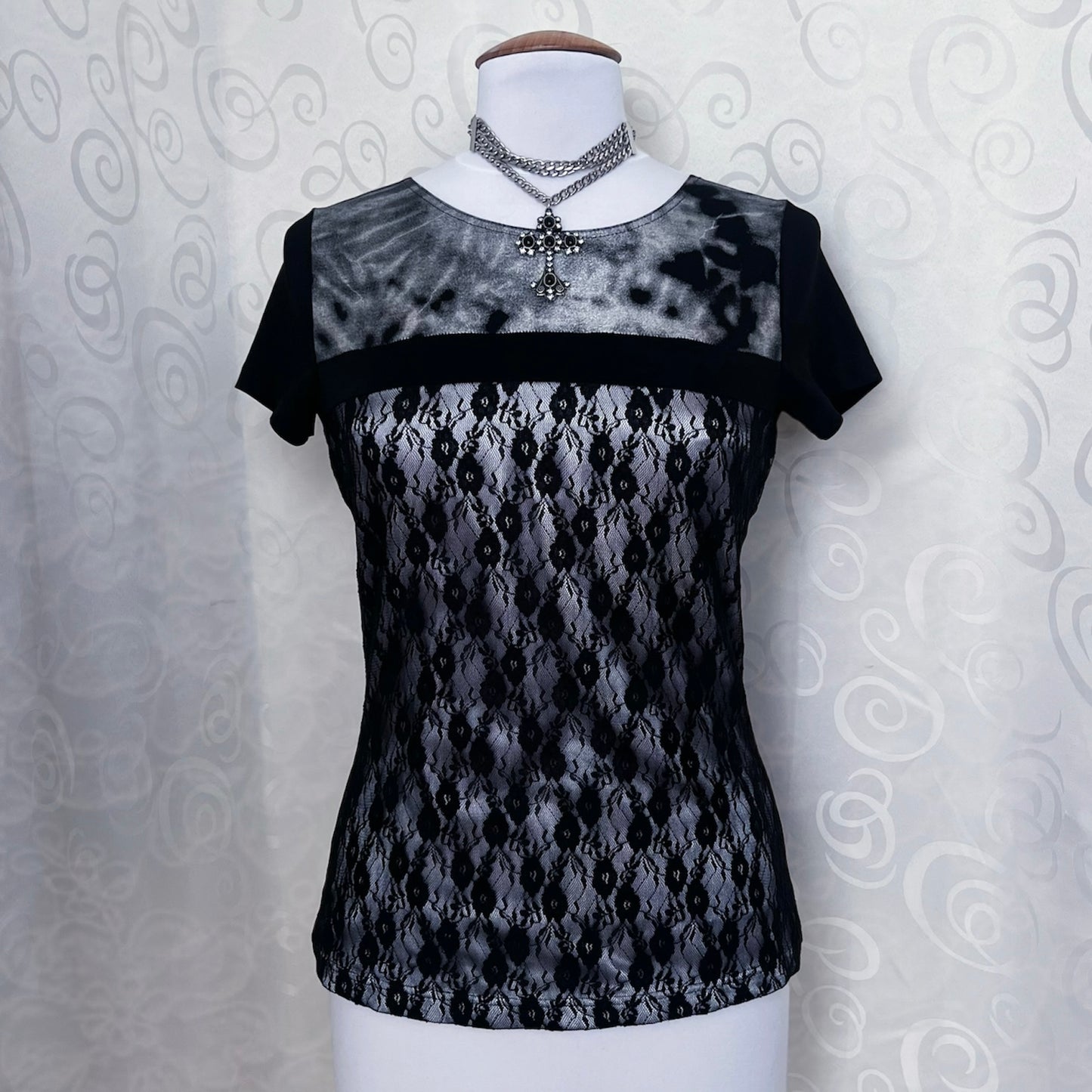 00’s whimsygoth lacey silver tee 🖤