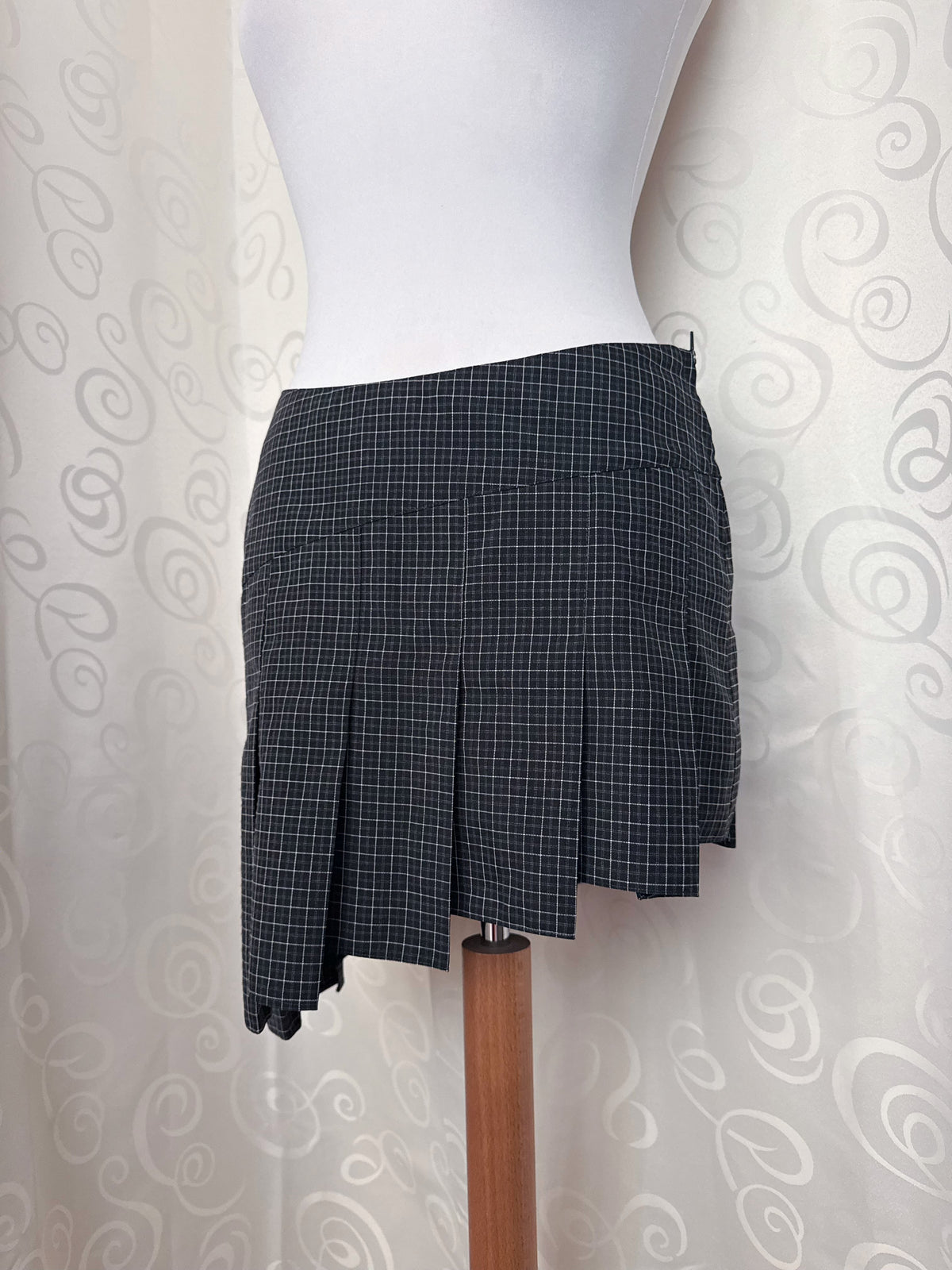 Emo asymmetrical plaid & pleated skirt 🦝🦇