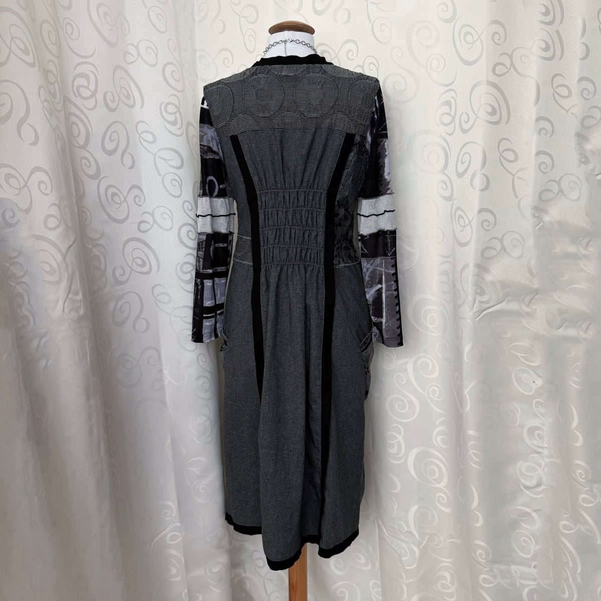 00’s Patchwork grey dress with lace-up detail, mesh sleeves & pockets 🌀🦇