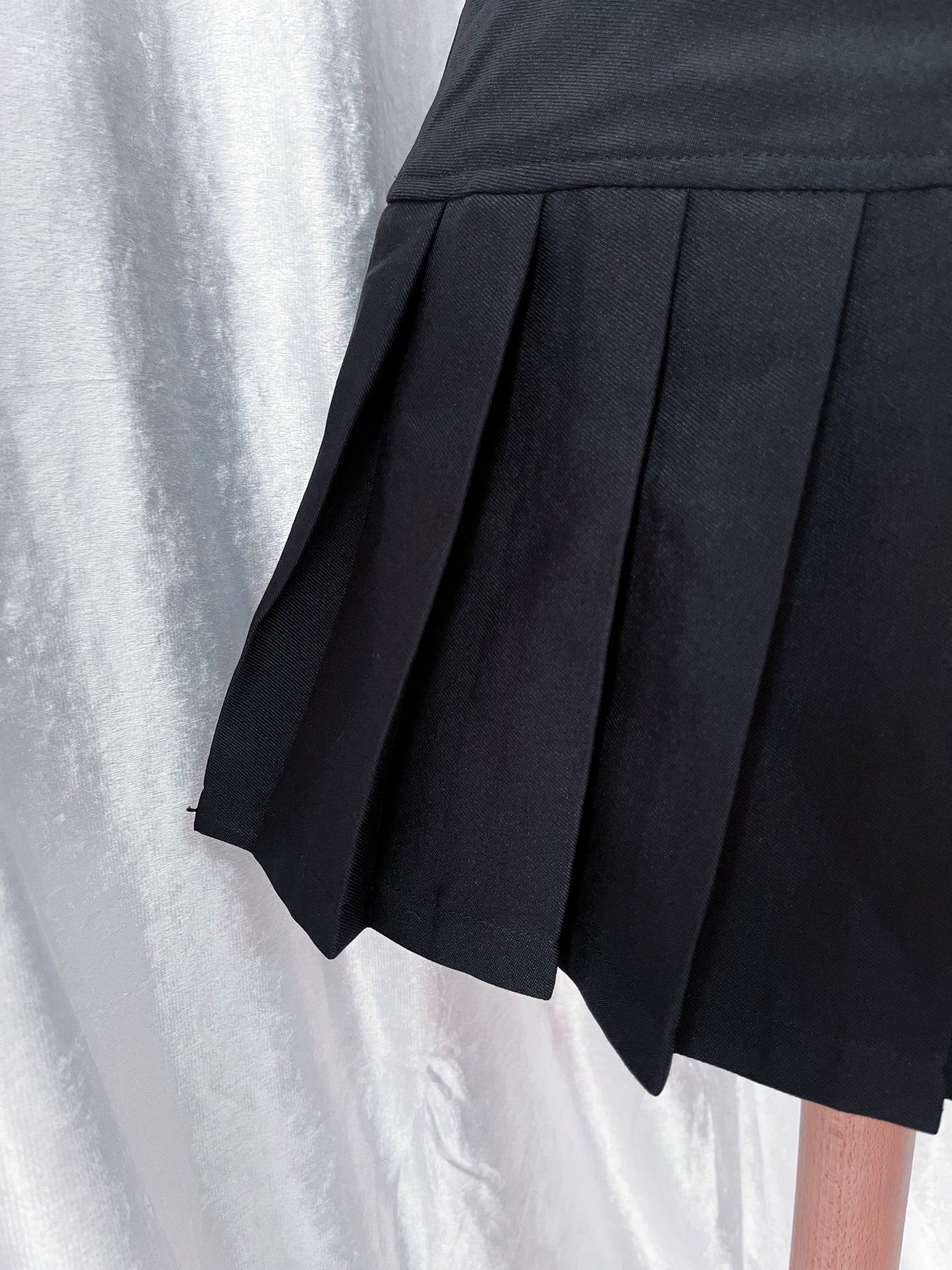 Alt mini low-waist, wrap-around skirt with belt buckle detail 🦇