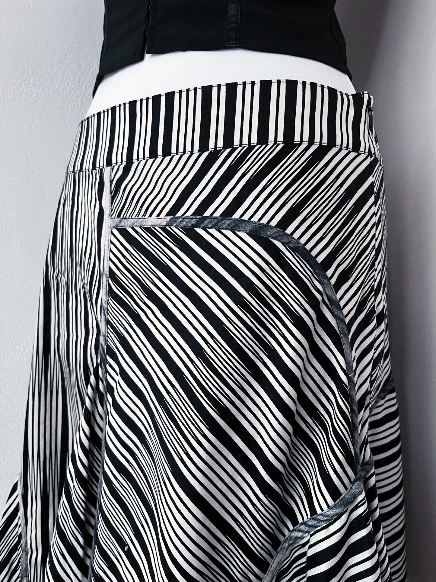 00’s witchy asymmetrical black & white skirt 💜🕸️