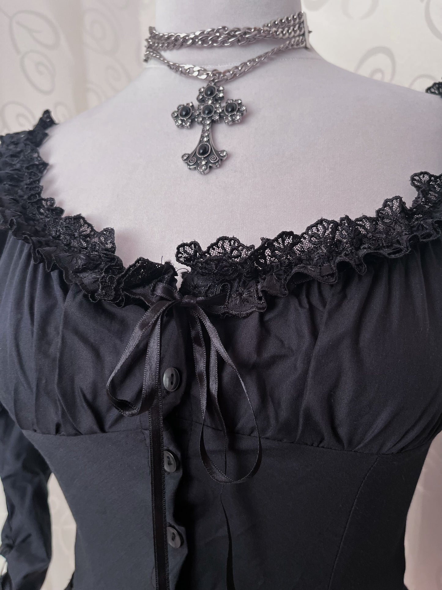 00’s Witchy/Gothic iconic cotton black shirt with lace & embroidered details 🦇
