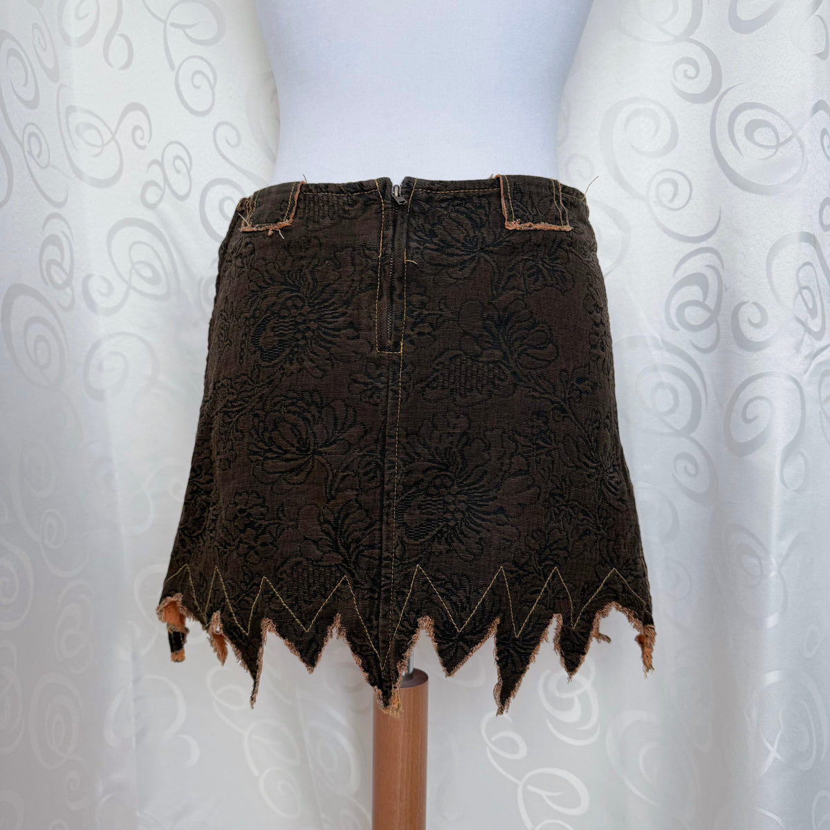 00’s Whimsy/Fairy pointy denim skirt with embossed details 🐌🐚