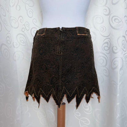 00’s Whimsy/Fairy pointy denim skirt with embossed details 🐌🐚