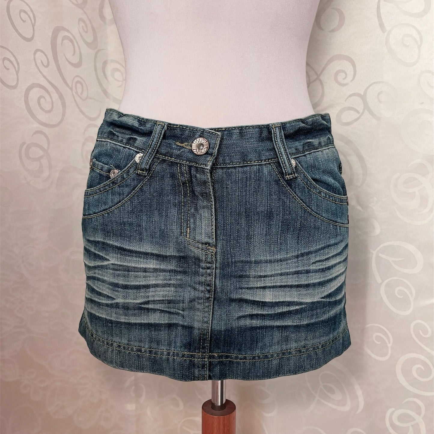 00’s mini low-waisted denim skirt 👾
