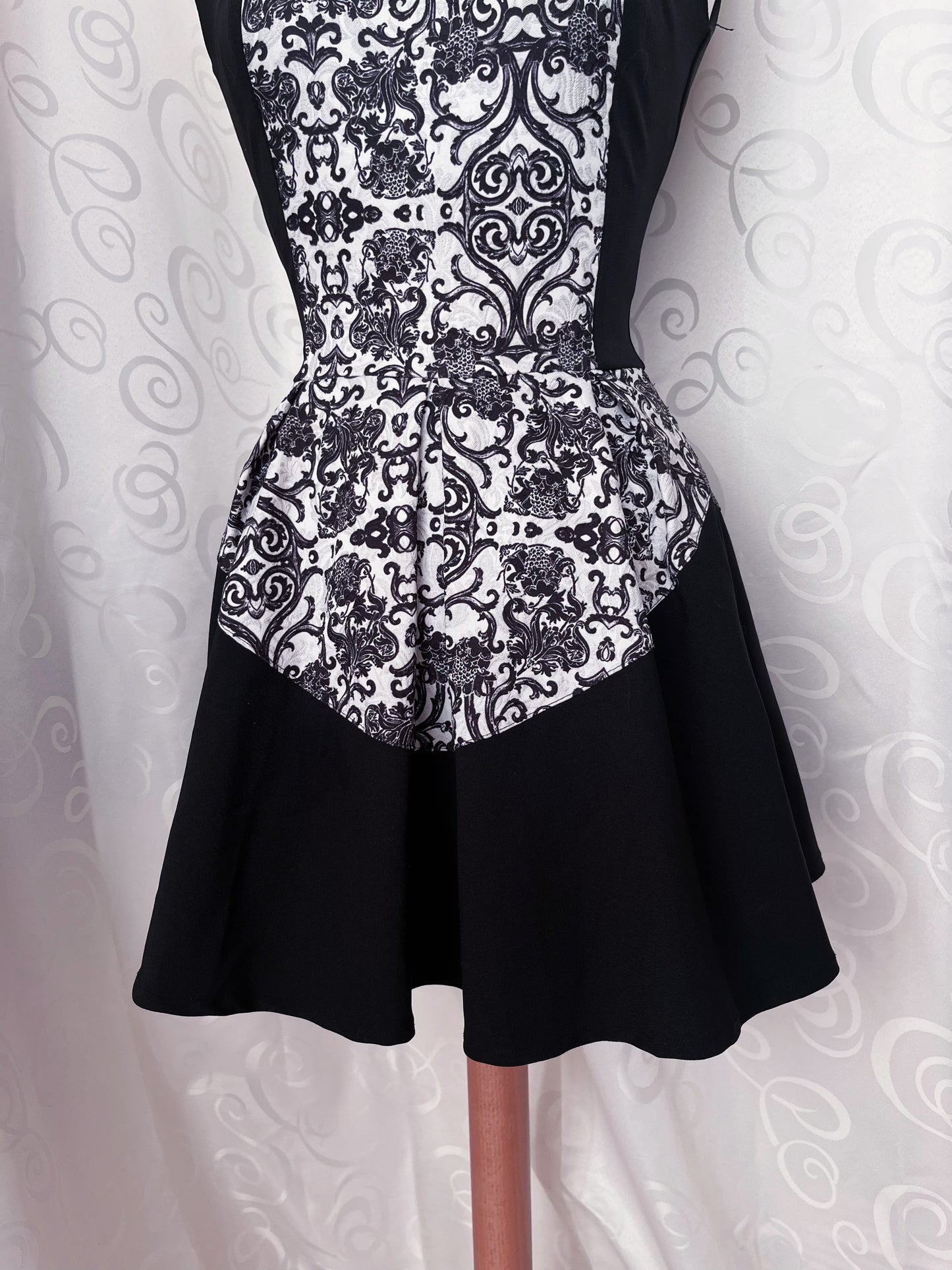 00’s Gothic 60’s style embroidered black & white dress 🌀🦇
