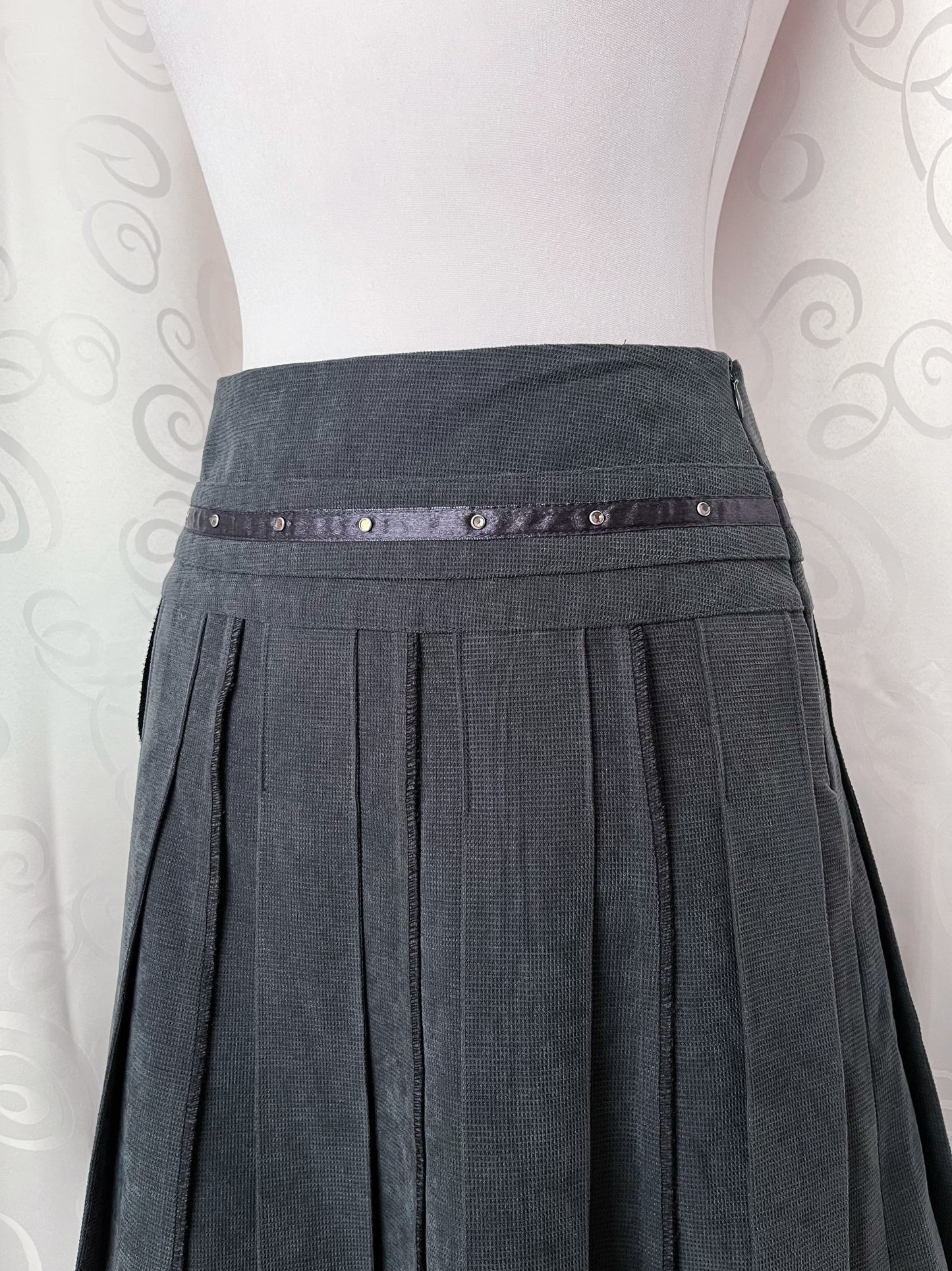 00’s dark coquette grey midi pleated skirt with lace & satin details 🌀🕷️