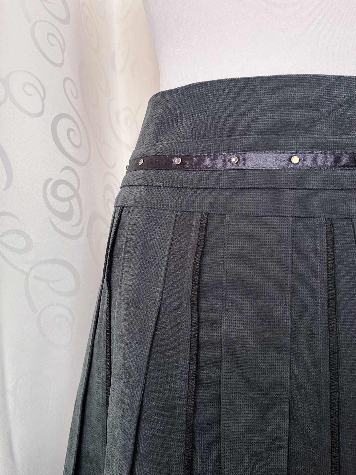 00’s dark coquette grey midi pleated skirt with lace & satin details 🌀🕷️