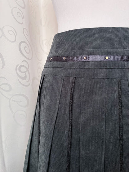 00’s dark coquette grey midi pleated skirt with lace & satin details 🌀🕷️