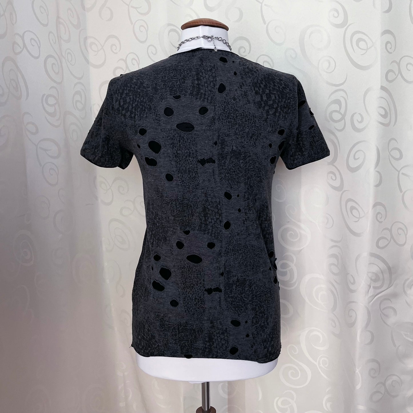 00’s Alt ripped grey tee 🖤🕷️