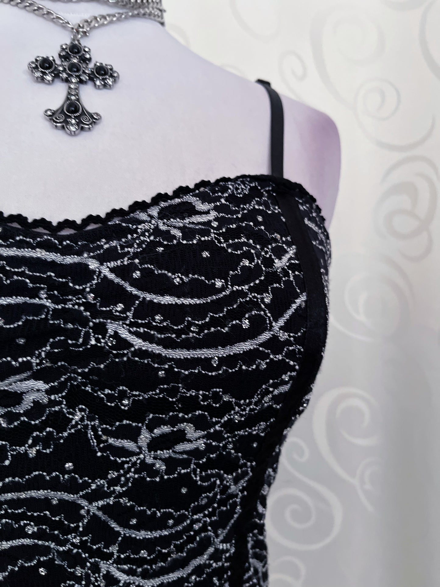 00’s Whimsygoth embroidered black & white top 🕷️