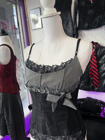 00’s Dark coquette/Whimsy black & grey top with mesh back 🖤