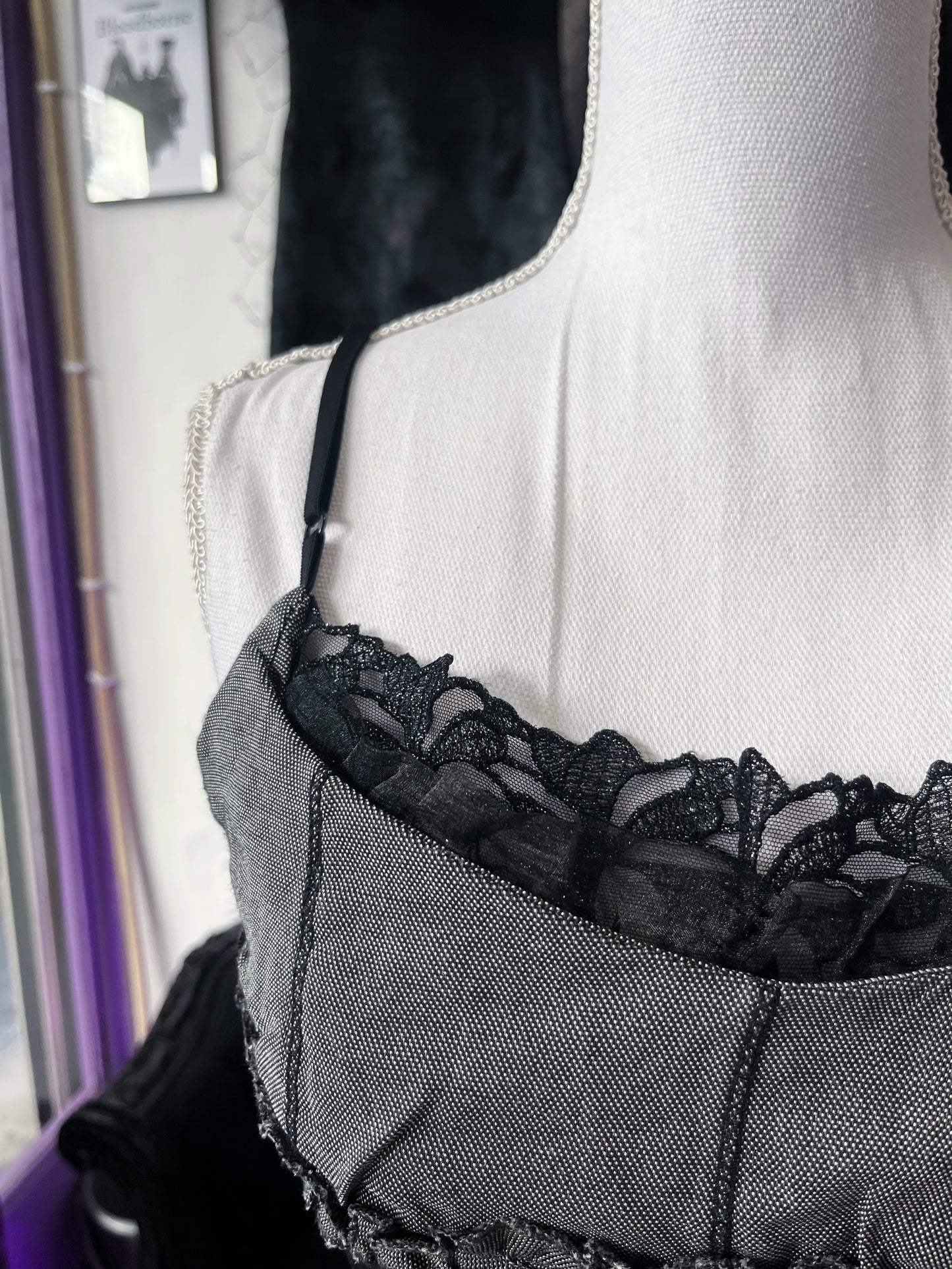 00’s Dark coquette/Whimsy black & grey top with mesh back 🖤