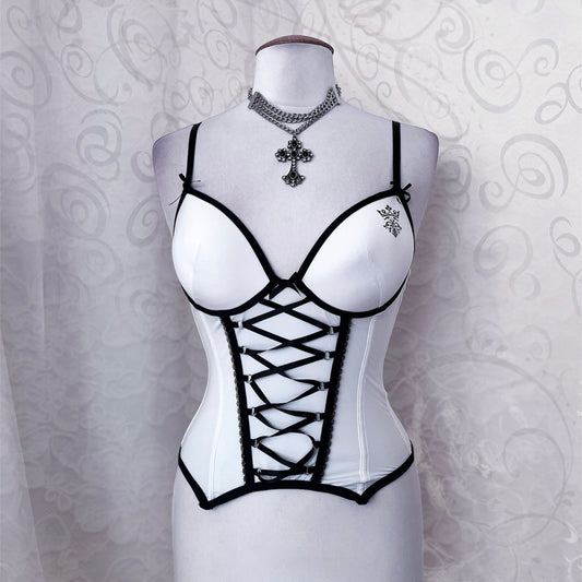 Iconic white lace-up corset 🦷🐇