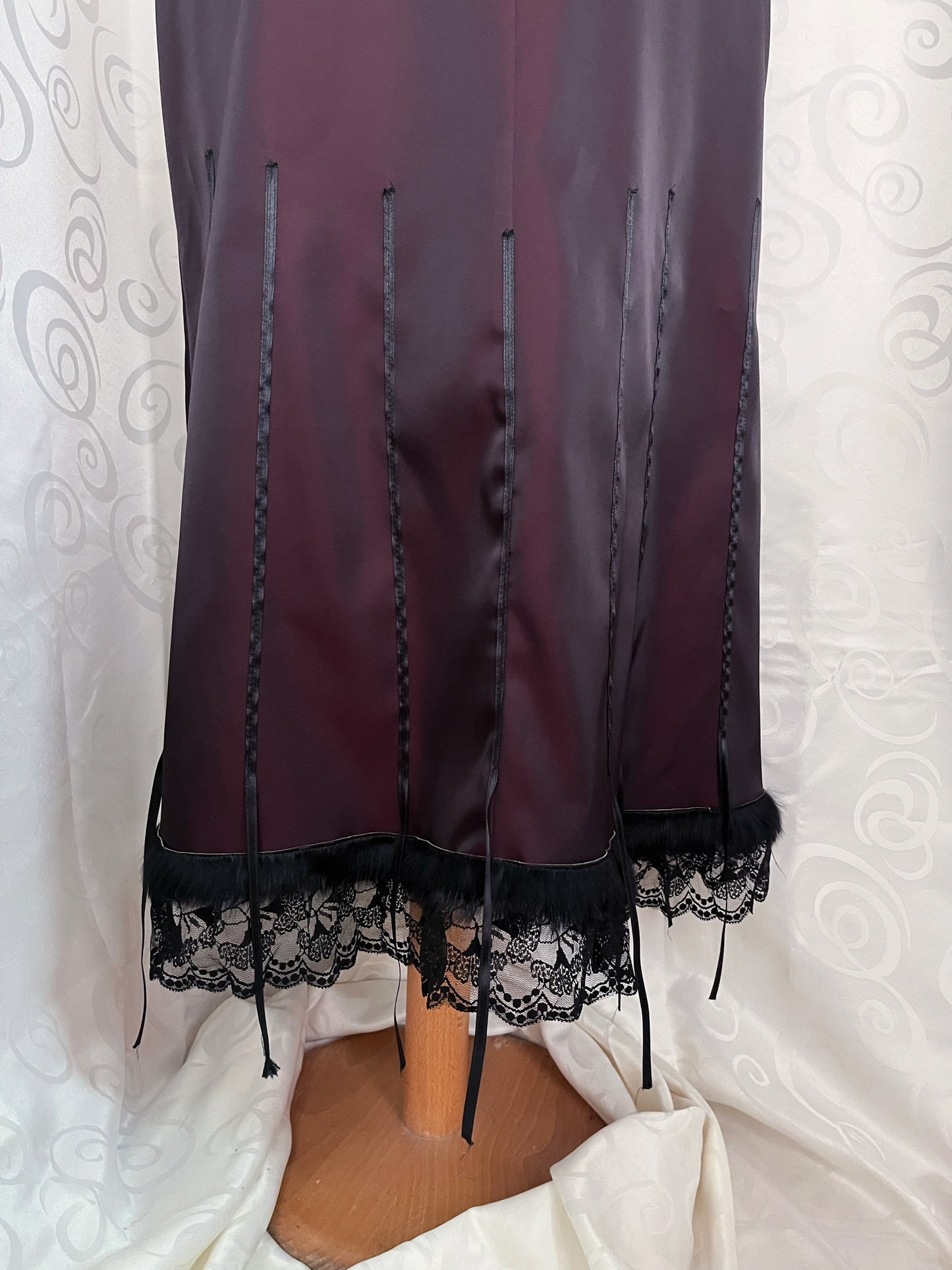 00’s Vampire Gothic dark burgundy satin skirt with lace & faux fur trim detail 🦇🥀