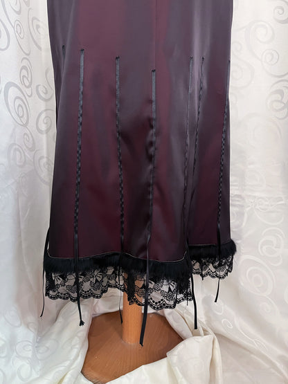 00’s Vampire Gothic dark burgundy satin skirt with lace & faux fur trim detail 🦇🥀