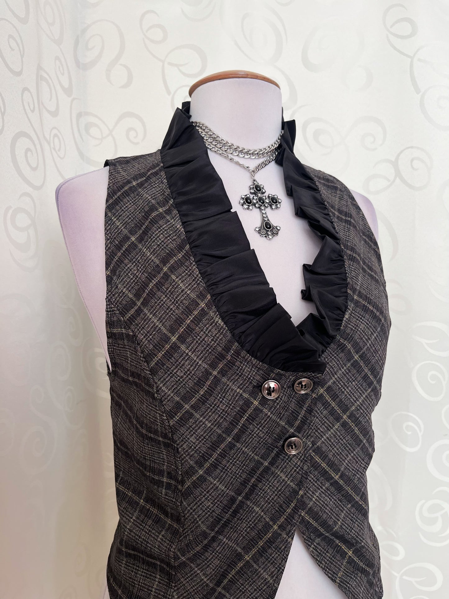 00’s Dark Academia vest with ruffle detail🖤🦇
