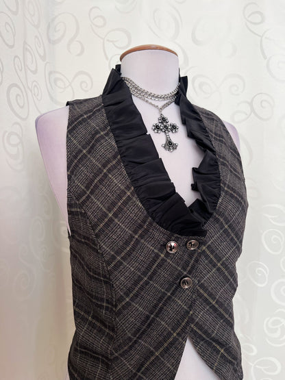 00’s Dark Academia vest with ruffle detail🖤🦇