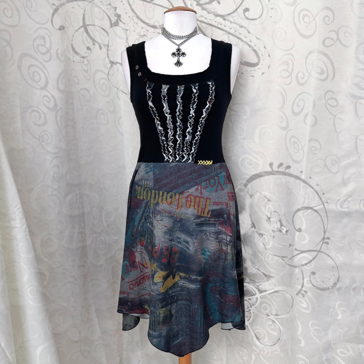 00’s asymmetrical city print dress with ruffle & stitches details 🌀🌃