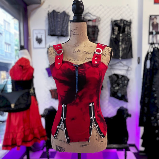 00’s Alt tie-dye red top with zipper details 🎸
