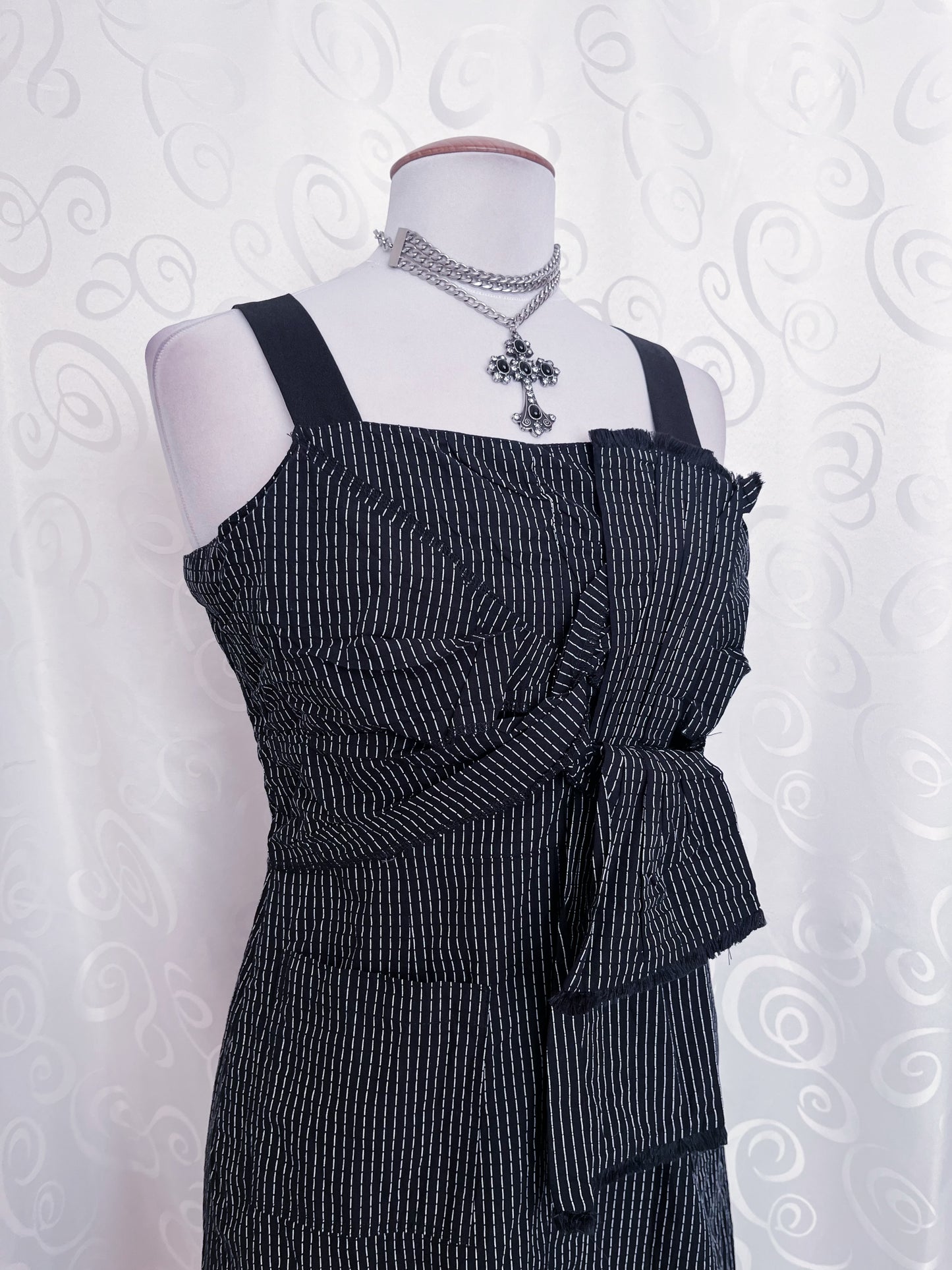 00’s Gothic striped dress with bow detail 💀🦇