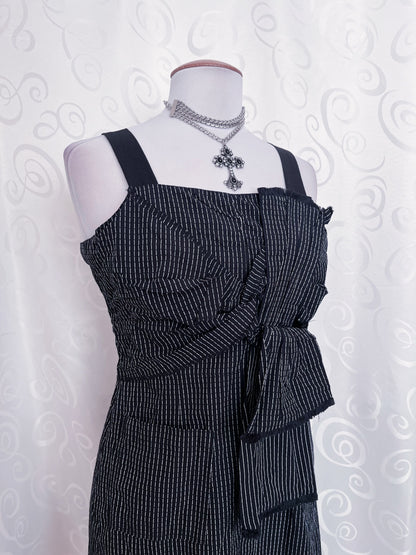 00’s Gothic striped dress with bow detail 💀🦇