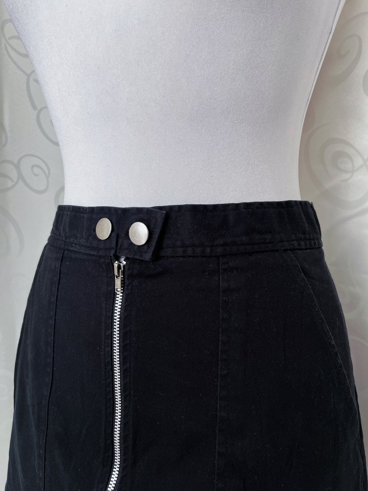 Alt denim style black zip-up skirt with pockets on the sides 🕷️