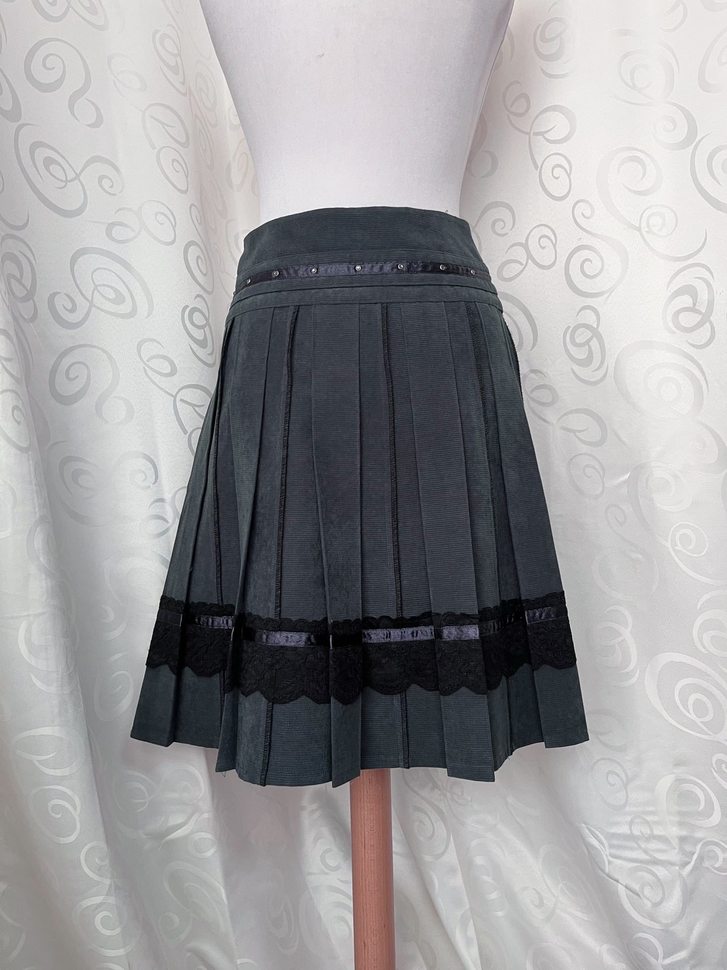 00’s dark coquette grey midi pleated skirt with lace & satin details 🌀🕷️