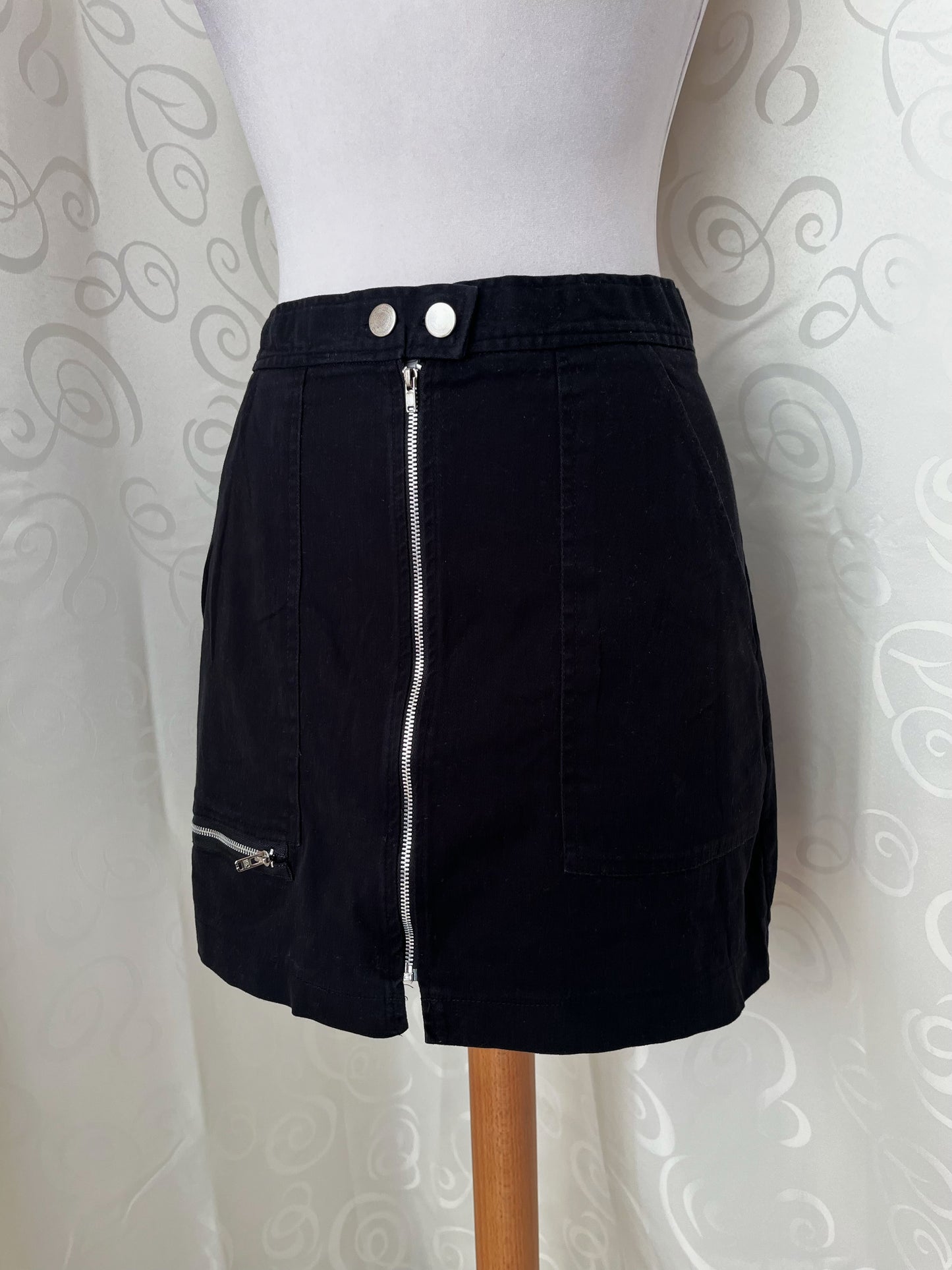 Alt denim style black zip-up skirt with pockets on the sides 🕷️