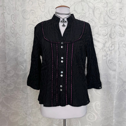 00’s Gothic shirt with mesmerising magenta details 🌀💜