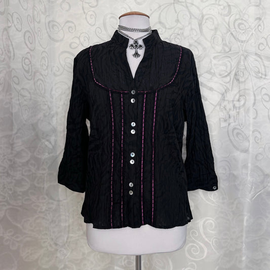 00’s Gothic shirt with mesmerising magenta details 🌀💜