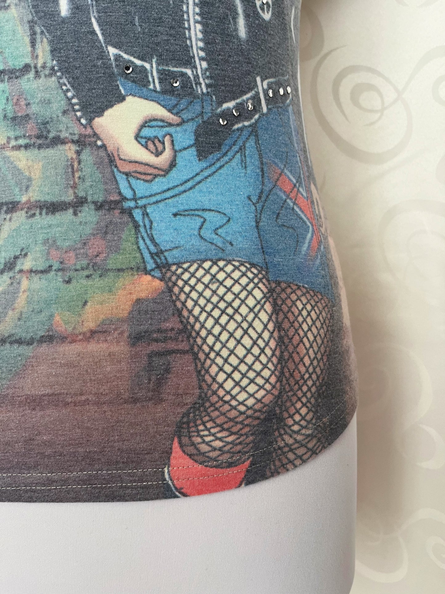 00’s Alt tee with graphic punk girl tee & fishnet sleeves 🦇🎸