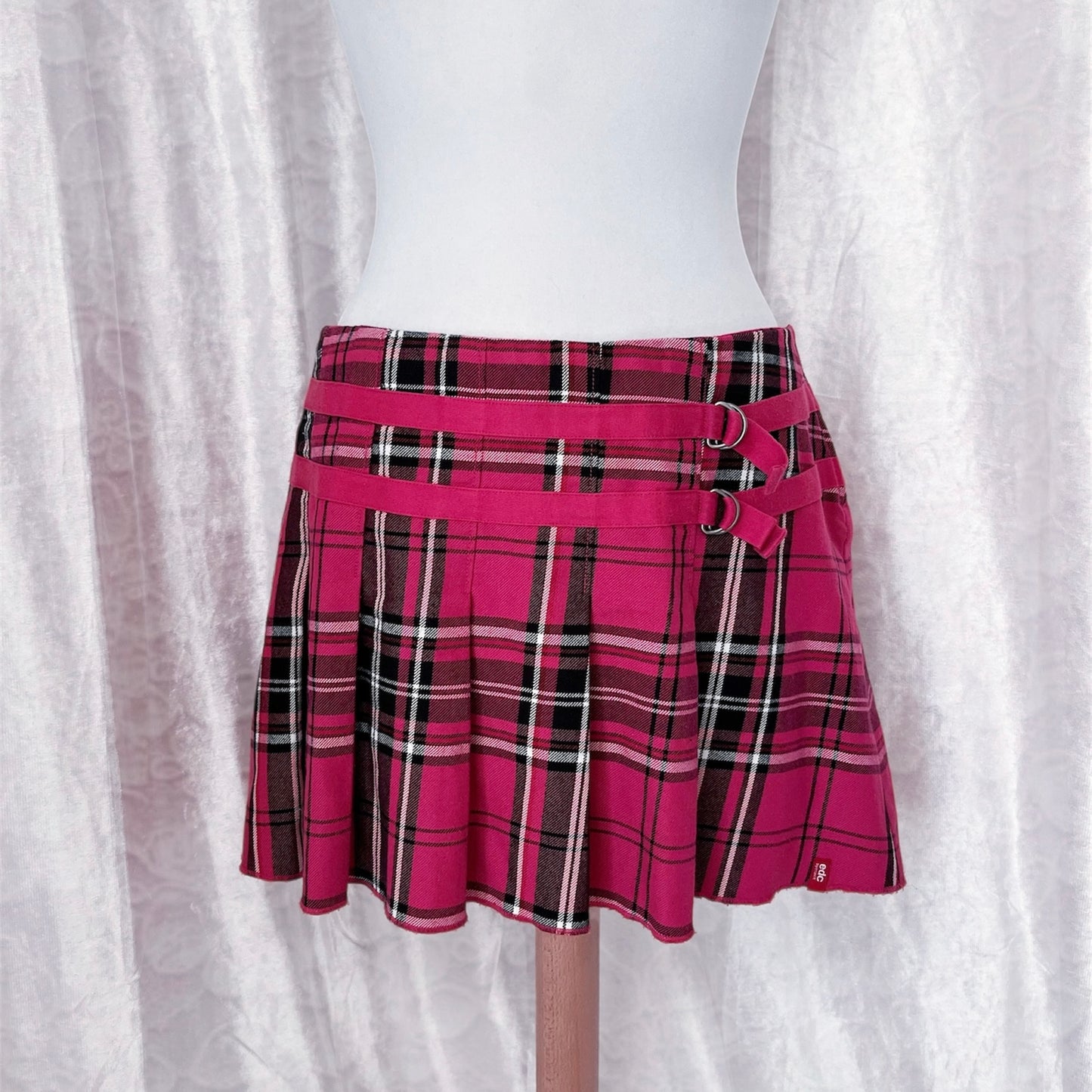 Iconic emo EDC pink plaid skirt 💕