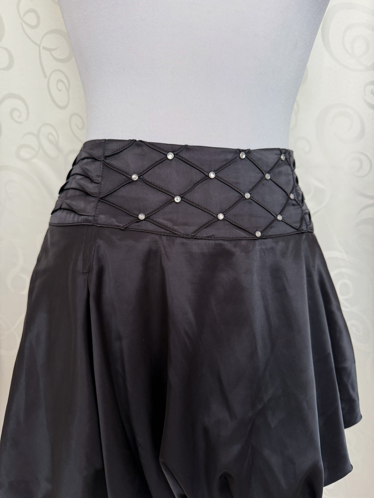 00’s Dark coquette black satin balloon skirt 🦇