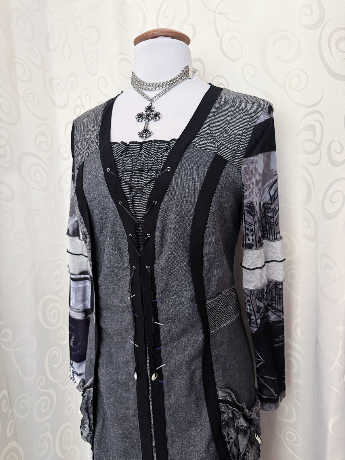 00’s Patchwork grey dress with lace-up detail, mesh sleeves & pockets 🌀🦇