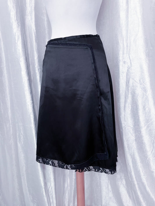Iconic 00’s silky black skirt 🦇