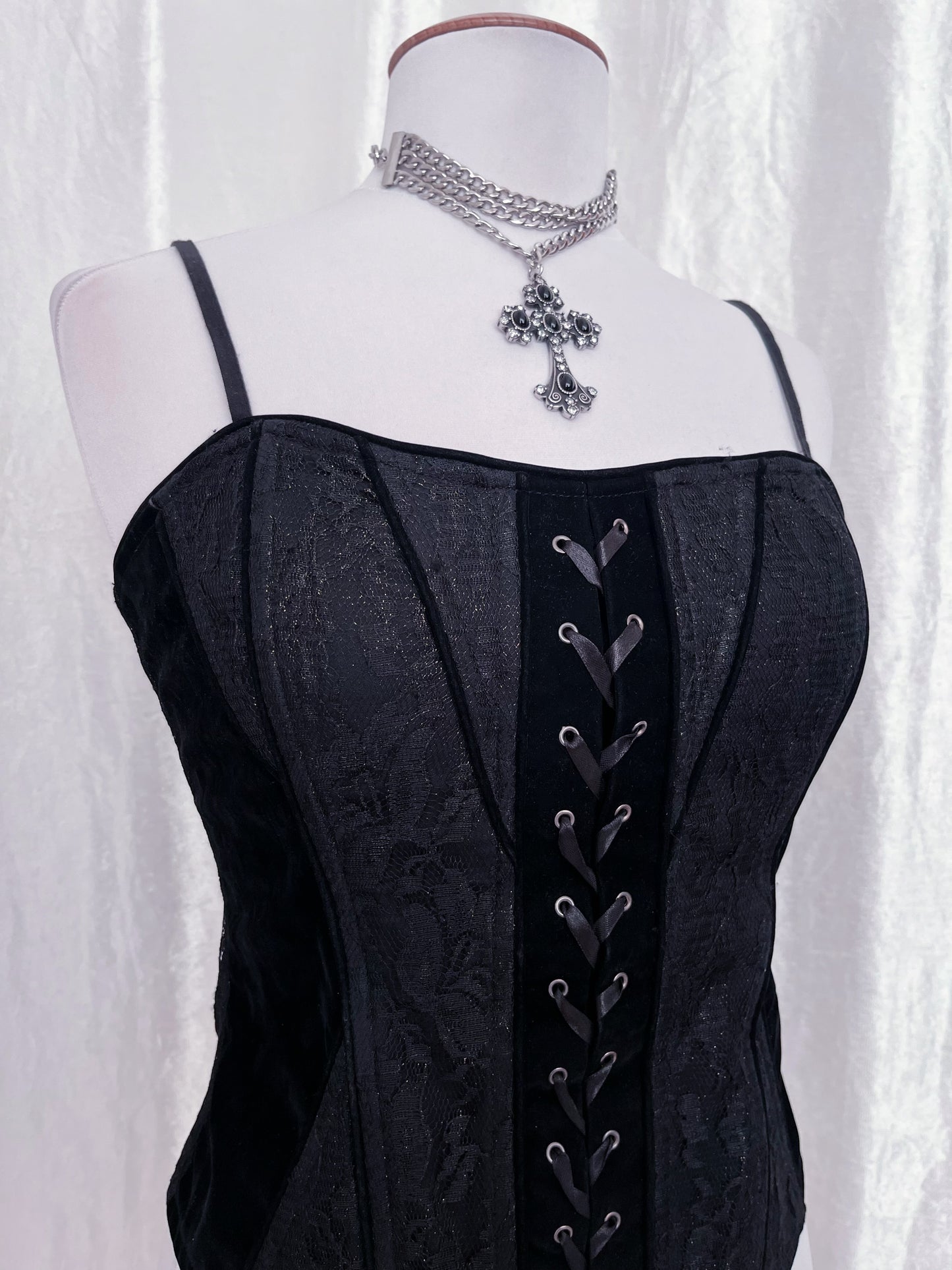 Gothic corset with velvet & lace-up detail 🦇