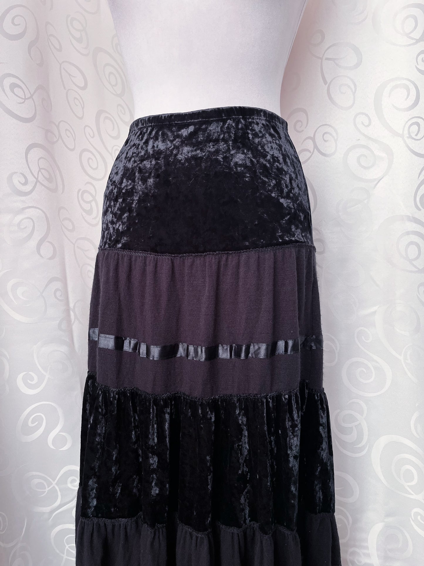 00’s whimsygoth velvet black layered skirt 🕷️